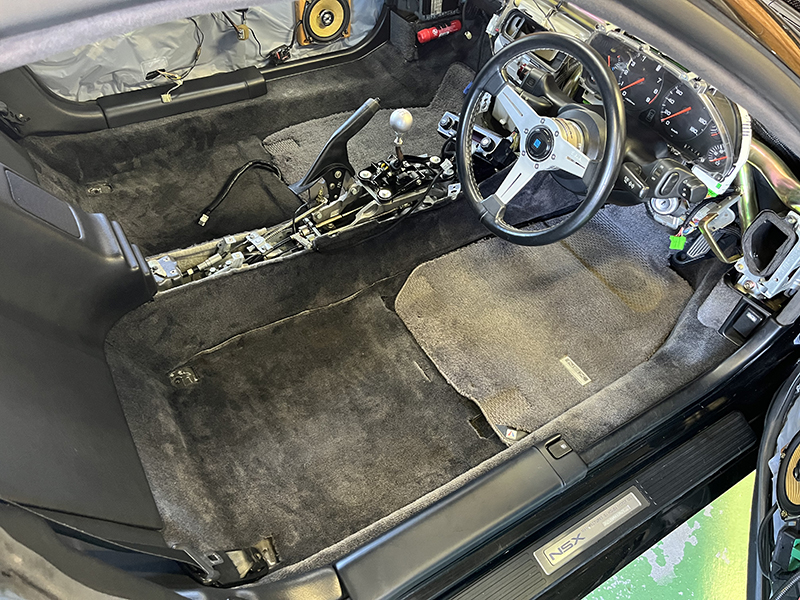 NSX 1991クーペ純正カーペット取り外し前