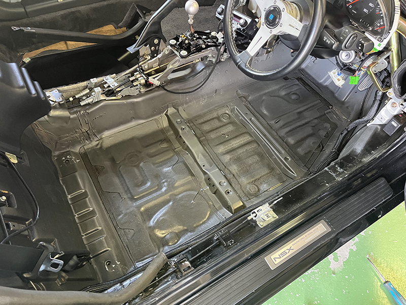 NSX 1991クーペ純正フロアカーペット取り外し後