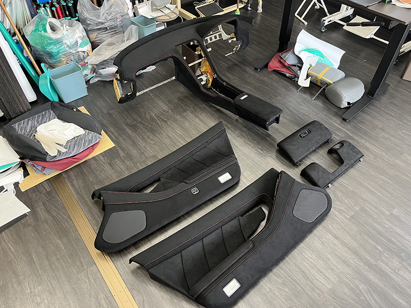 NSX ダッシュボード ドア、他 ウルトラスエード貼り換え後