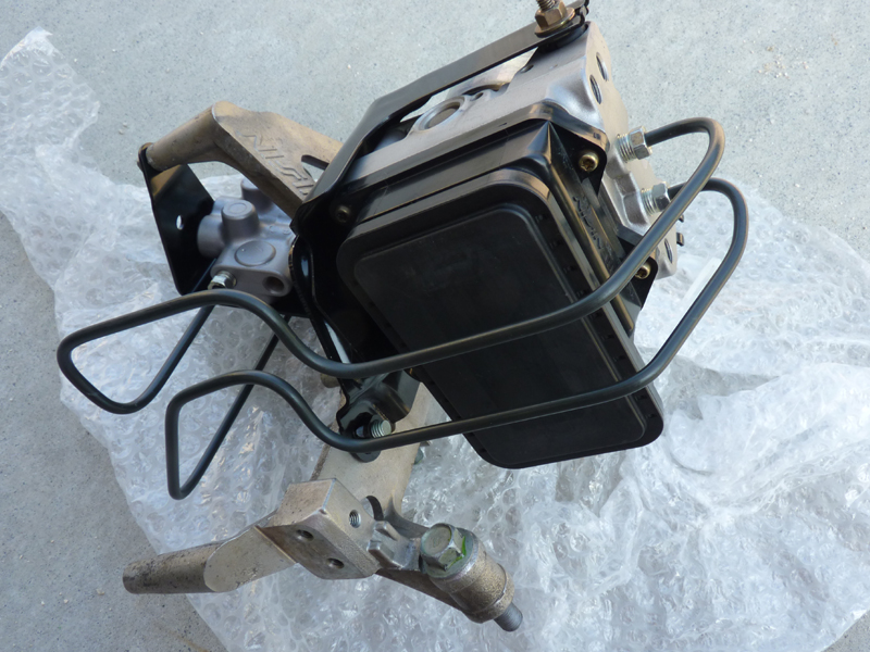 NSX 前期ALBユニット用ブラケットに後期ABS用モジュレータ、プロポーショニングバルブなどを仮組みした状態